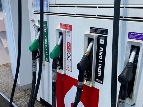 Pompe de combustibil la o stație de alimentare cu prețuri fluctuante.