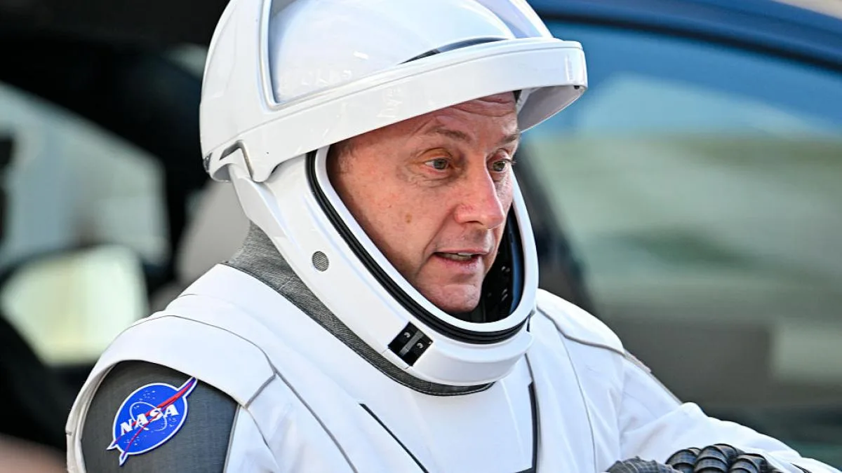 Astronautul Mike Fincke discutând despre experiența sa medicală în spațiu.