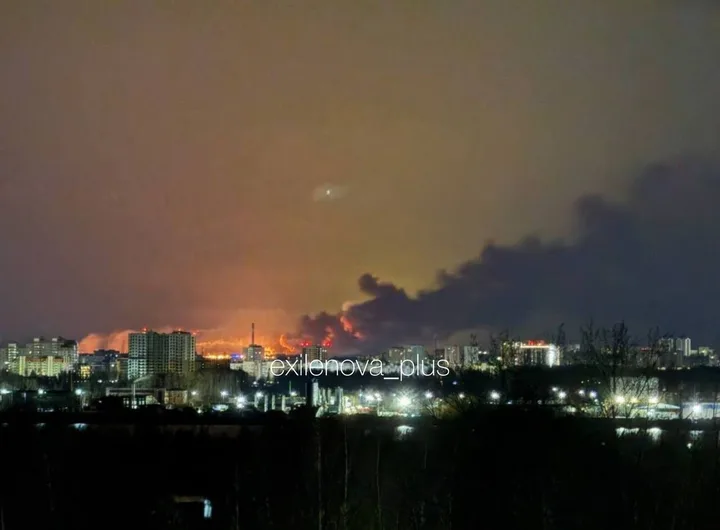 Incendiu mare în Iaroslavl, afectând rafinării și infrastructura industrială.