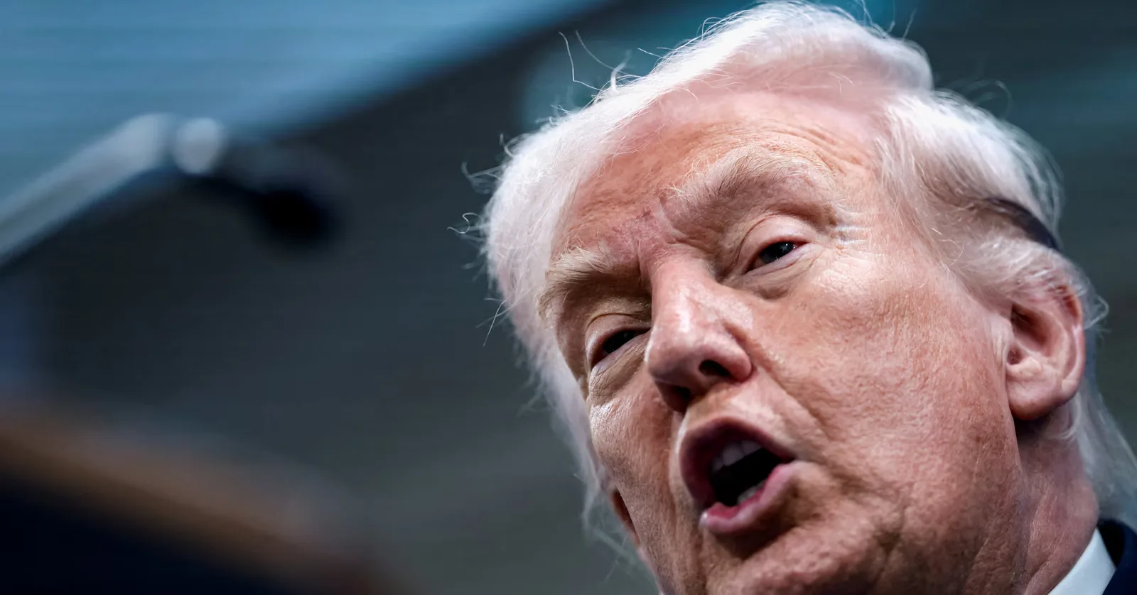 Donald Trump discutând despre situația cu Iranul și puterile de război.