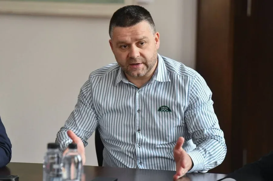 Ciprian Ciucu discută despre acuzații de furt de carburant în București.
