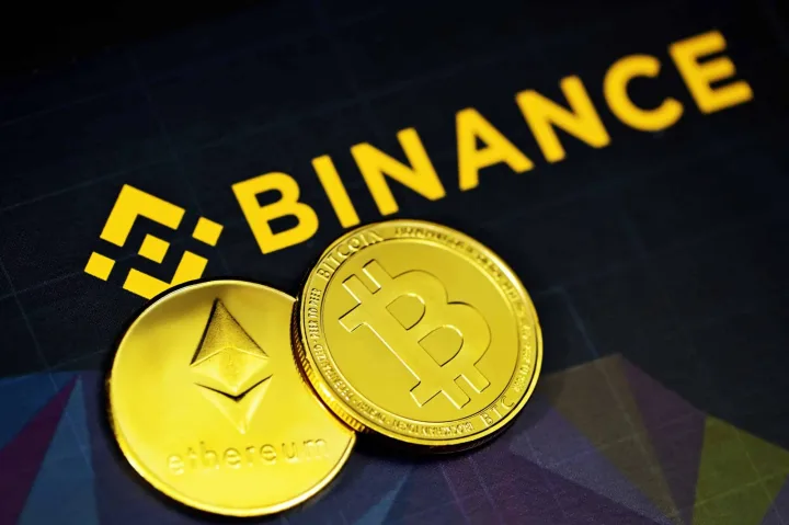 Monede digitale Bitcoin și Ethereum pe fundal Binance.