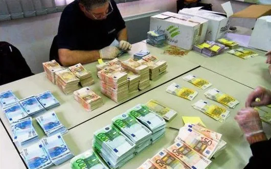Bancnote euro și lei aranjate pe o masă, evidențiind intervențiile financiare.