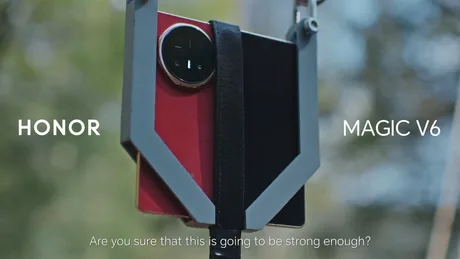 Test de rezistență pentru telefonul pliabil Magic V6 pe tiroliană.