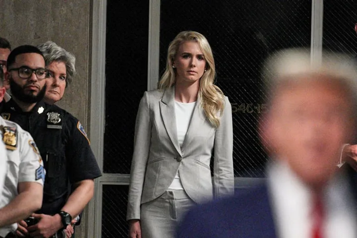 Natalie Harp, asistenta lui Trump, în timpul unei eveniment public, cu priviri serioase.