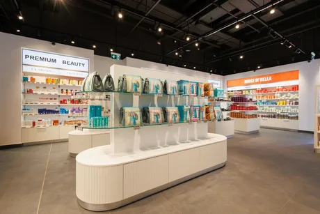 Spațiu modern dedicat frumuseții, cu produse cosmetice diverse și consultanță personalizată.