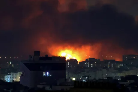 Flăcări și fum deasupra orașului Teheran în urma atacurilor aeriene.