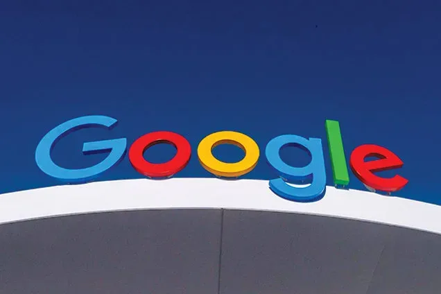 Logo-ul Google pe un fundal albastru, simbolizând inovația digitală.