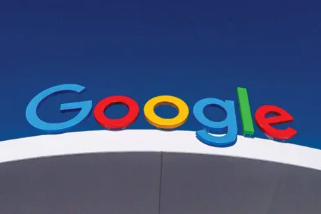 Logo-ul Google pe un fundal albastru, simbolizând inovația digitală.