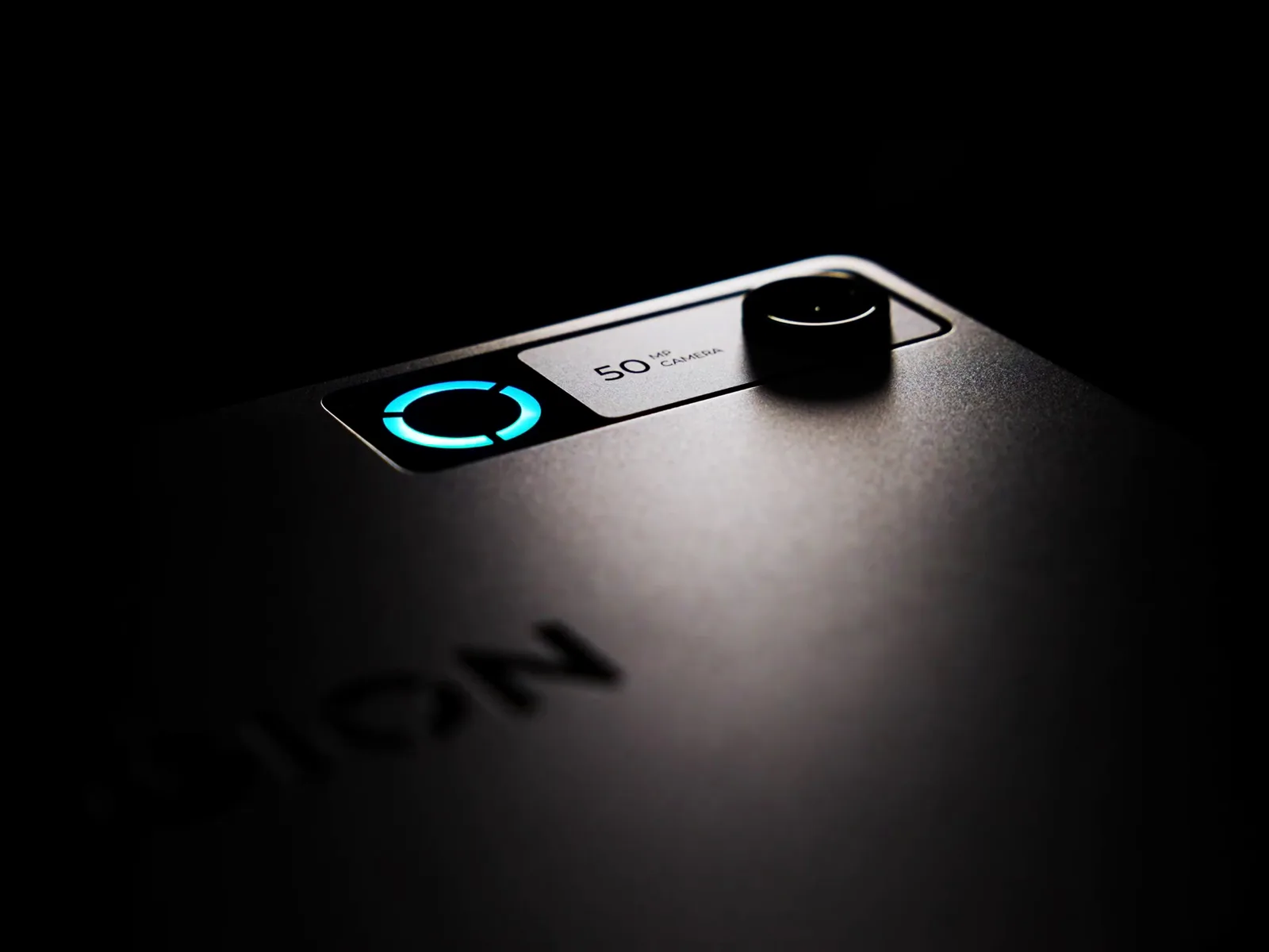 Detaliu al camerei de pe o tabletă de gaming Lenovo.