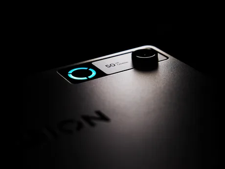 Detaliu al camerei de pe o tabletă de gaming Lenovo.