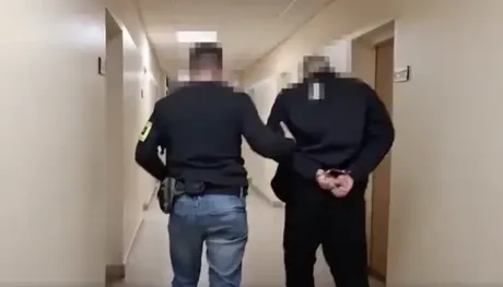 Doi suspecți reținuți de poliție în timpul unei anchete penale.