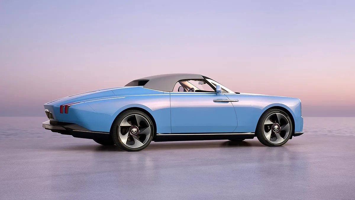 Mașină electrică decapotabilă Rolls-Royce, personalizată, pe fundal de apus.