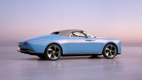 Mașină electrică decapotabilă Rolls-Royce, personalizată, pe fundal de apus.