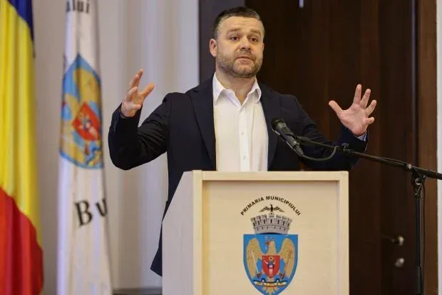 Ciprian Ciucu discutând cu Ilie Bolojan despre politica PNL.