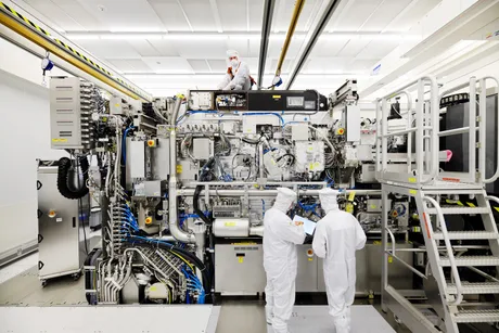 Echipamente avansate pentru producția de cipuri semiconductoare în fabrică.