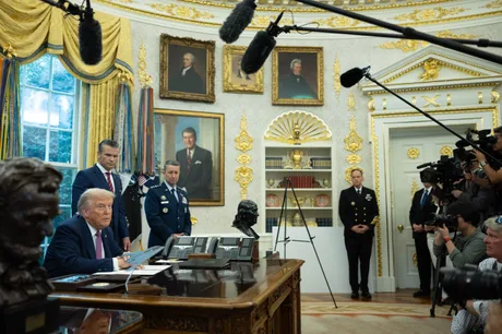 Discuții despre bugetul Pentagonului în biroul oval, cu oficiali prezenți.