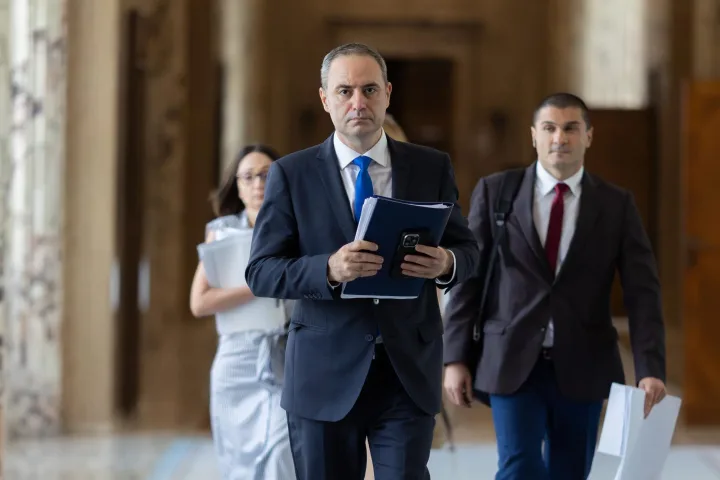 Alexandru Nazare discutând despre proiectele PNRR în videoconferință.