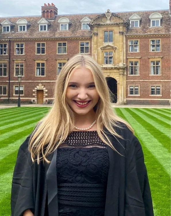 Cercetătoare română la Cambridge, Lisa-Maria Tănase, zâmbind pe iarba universității.