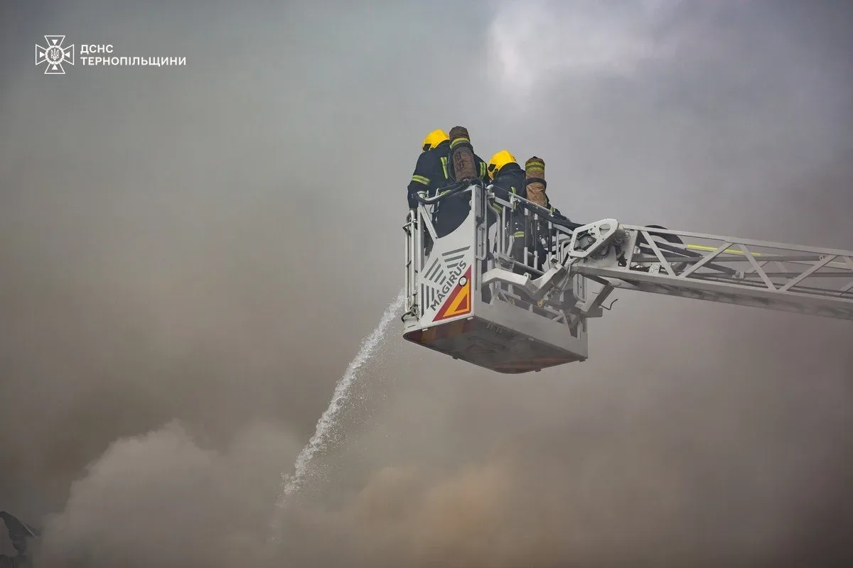 Pompierii lucrează pentru a stinge un incendiu provocat de atacuri.