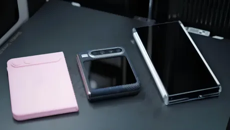 Machete ale telefoanelor pliabile comparate, evidențiind designuri diferite.