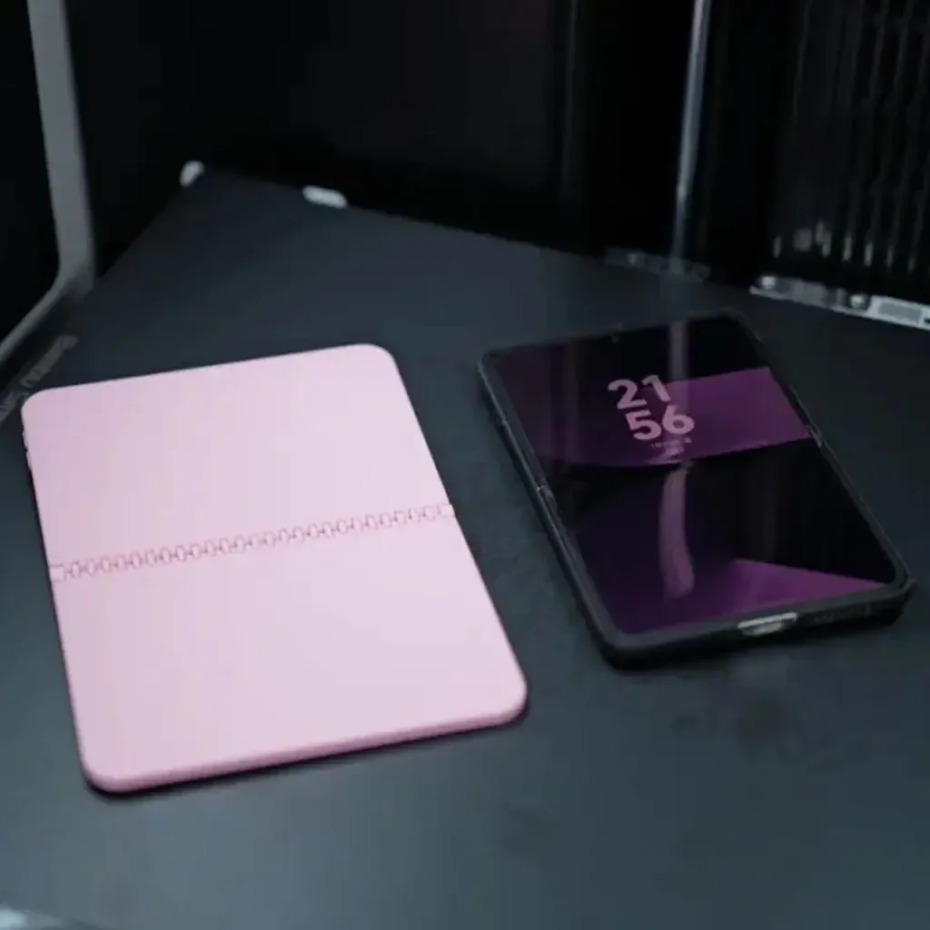 Machetă iPhone Fold alături de un telefon pliabil Huawei.