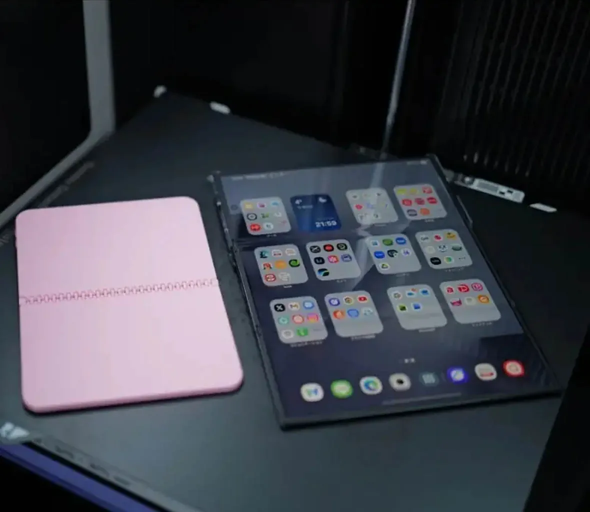 Comparare între iPhone Fold și un model Samsung pliabil.