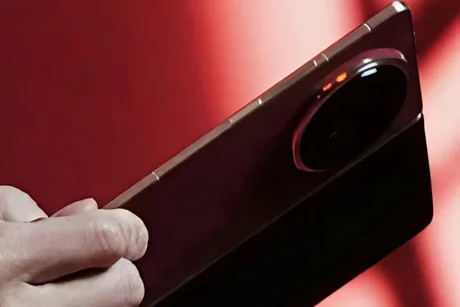 Design elegant al noului smartphone pliabil HONOR Magic V6.