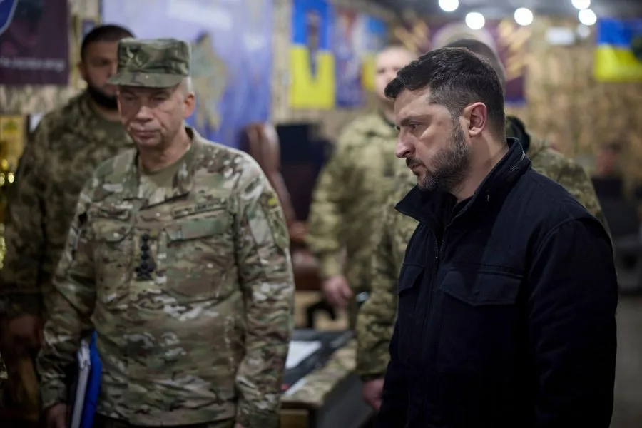 Volodimir Zelenski și oficiali militari discutând despre ajutorul pentru Ucraina.