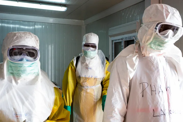 Echipe medicale echipate pentru a răspunde la focarul de Ebola.