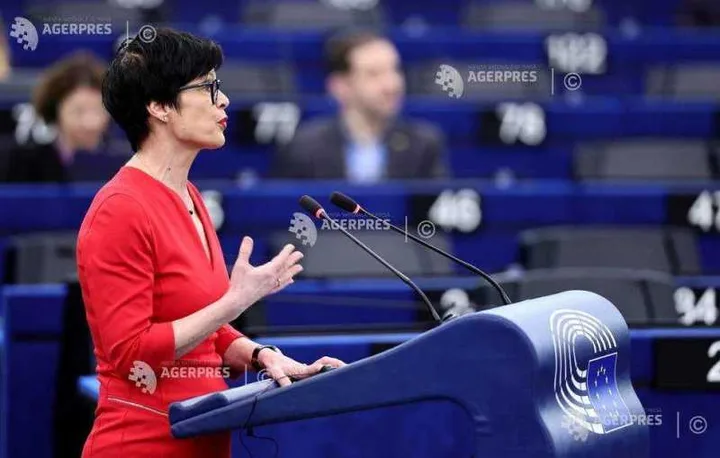 Comisar european discutând despre sprijinul financiar pentru Ucraina.