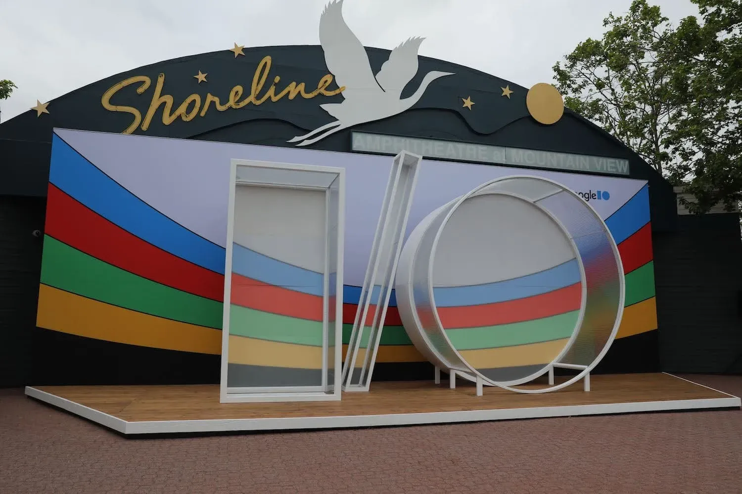 Decorul conferinței Google I/O 2026, cu culori vibrante și forme geometrice.