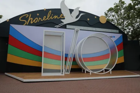 Decorul conferinței Google I/O 2026, cu culori vibrante și forme geometrice.