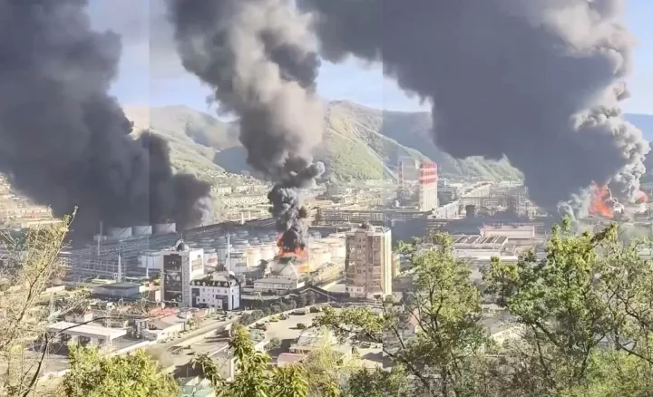 Incendiu la rafinăria din Tuapse după atacuri cu drone, provocând panică în zonă.