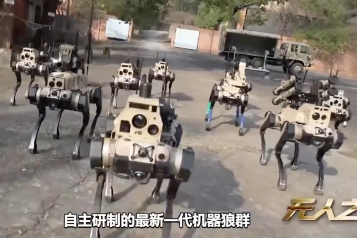 Roboți-câini militari în timpul testelor de operare autonomă.