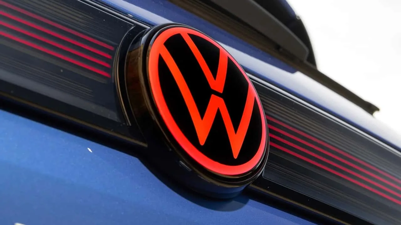 Logo-ul Volkswagen pe un vehicul, simbolizând schimbările din companie.