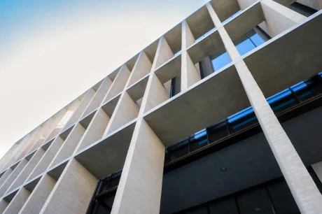 Clădire modernă cu feronerie din sticlă și beton.