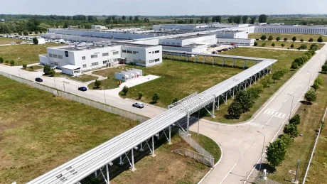 Centrul de inginerie Renault din România, cu clădiri moderne și spații verzi.