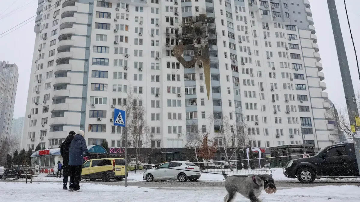 Clădire avariată în urma atacurilor aeriene din Ucraina.