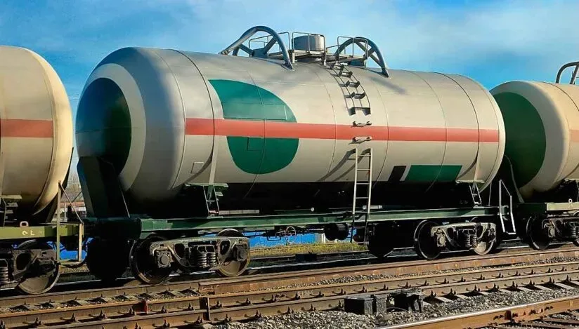 Cisternă de petrol pe calea ferată, simbol al transportului de resurse energetice.