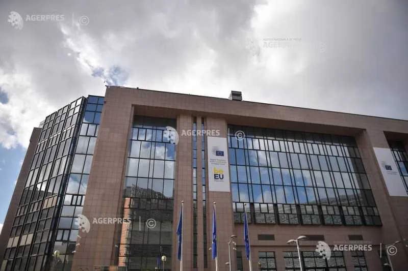 Clădirea Consiliului Uniunii Europene în Bruxelles, sub un cer noros.