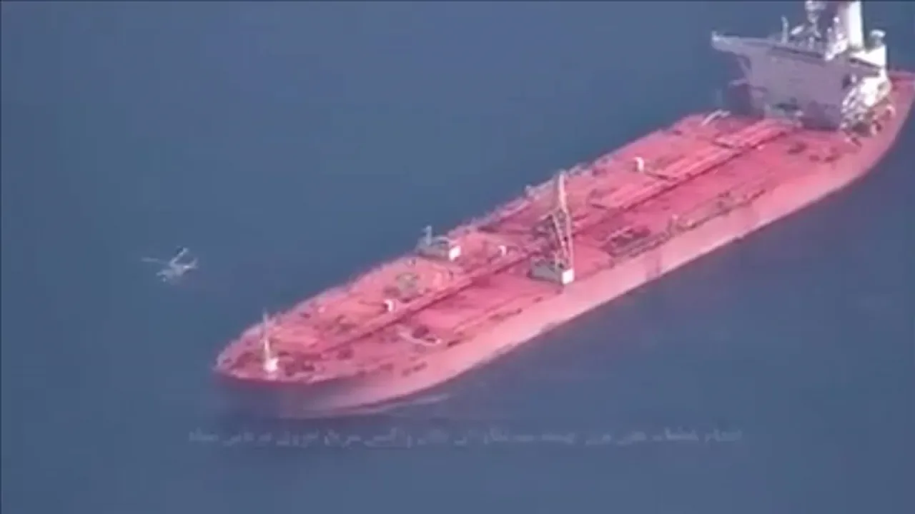 Nave petroliere ancorate în Strâmtoarea Ormuz, simbol al negocierilor.