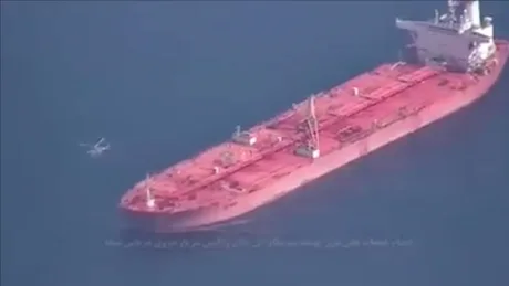 Nave petroliere ancorate în Strâmtoarea Ormuz, simbol al negocierilor.