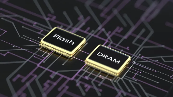 Cipuri de memorie DRAM pe un circuit imprimat complex.