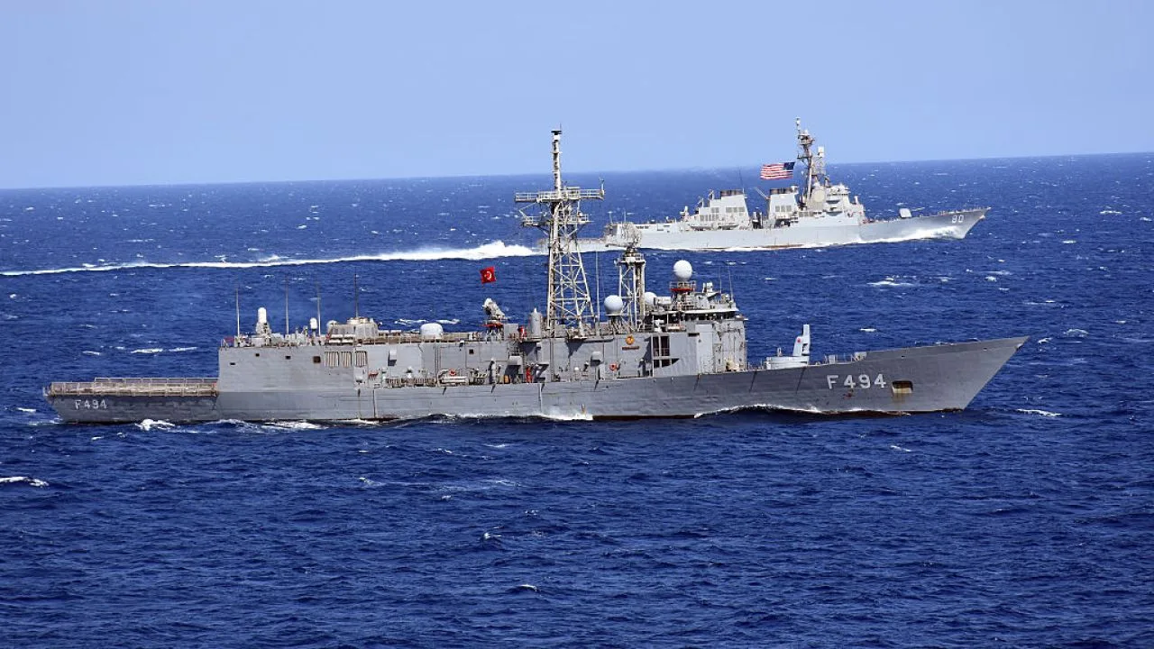 Distrugătoare americane patrulează în Strâmtoarea Ormuz pentru a asigura securitatea rutei energetice.