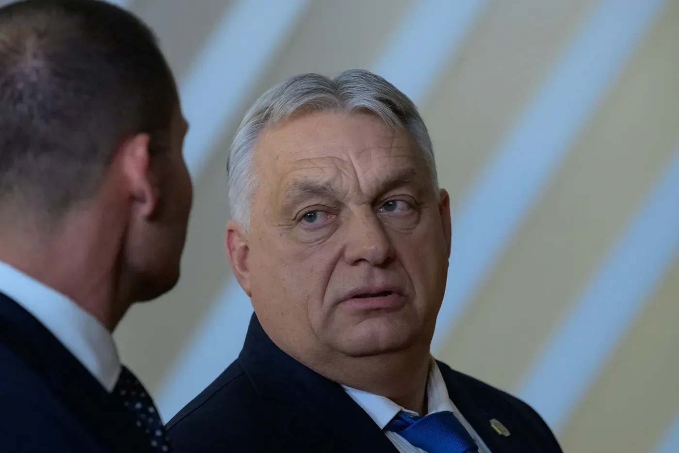 Viktor Orbán discutând în cadrul unui eveniment oficial.