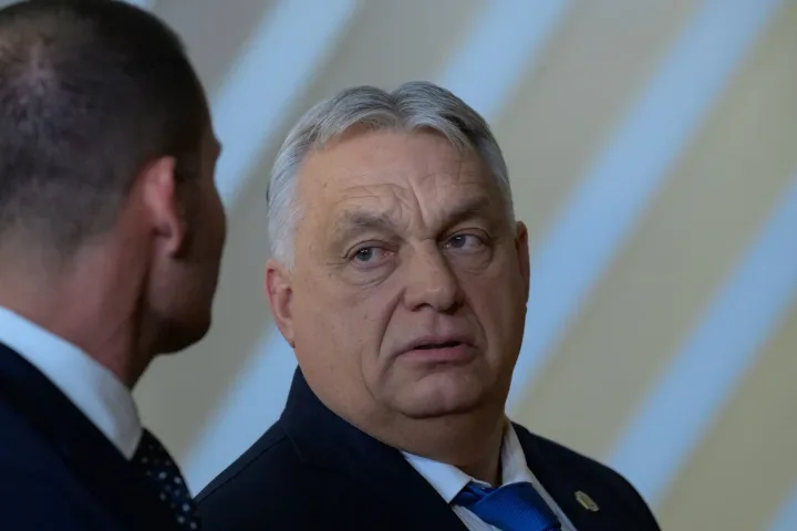 Viktor Orbán discutând în cadrul unui eveniment oficial.