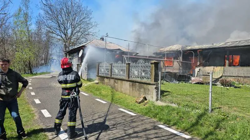 Pirotehniști intervenind pentru a controla detonarea unei încărcături explozive în zonă.