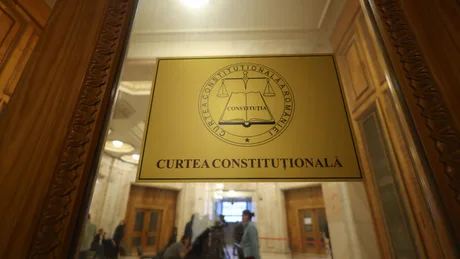 Sigla Curții Constituționale a României pe un fundal elegant.
