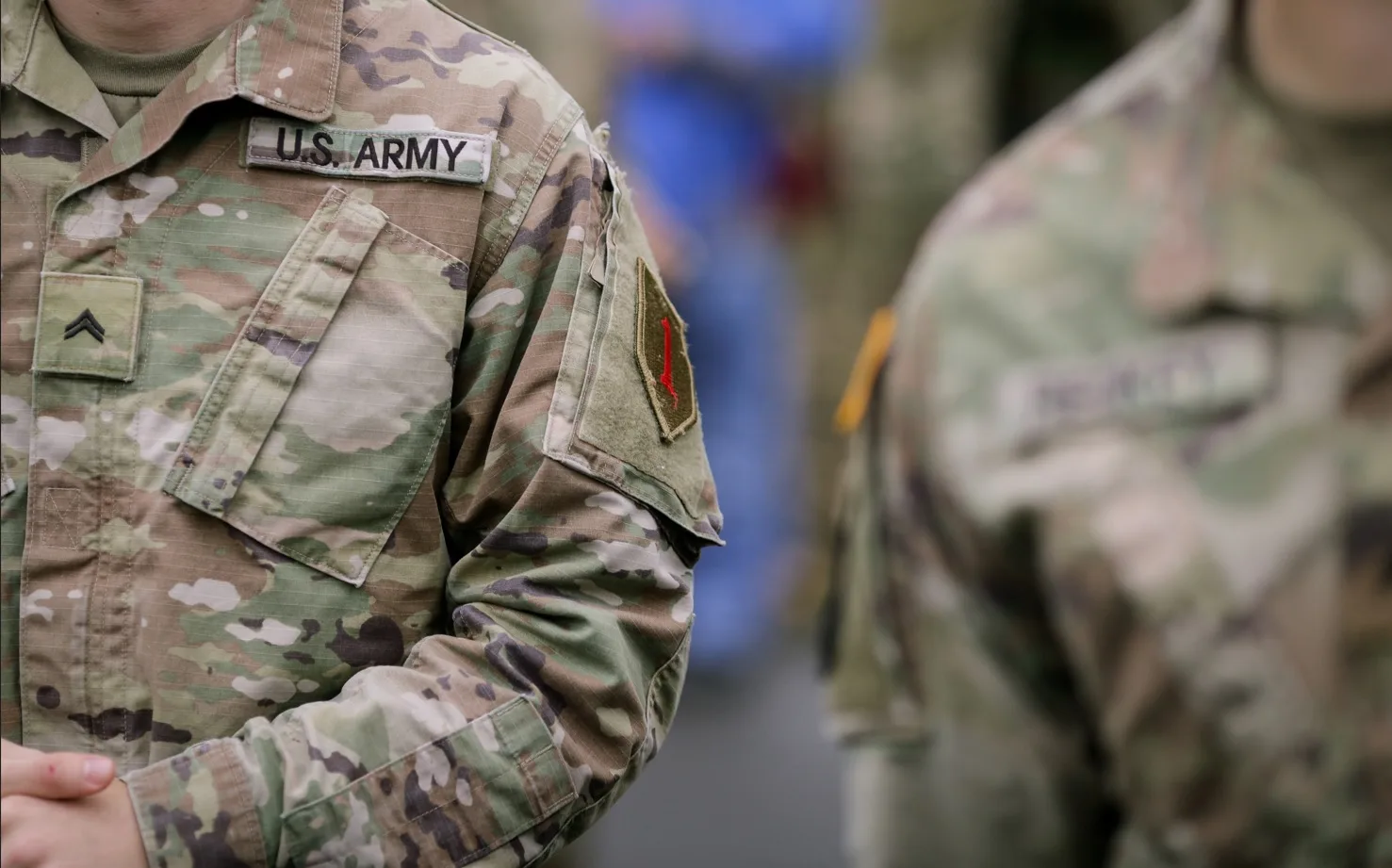 Soldați americani în uniformă, pregătiți pentru misiuni în teatre de operațiuni.